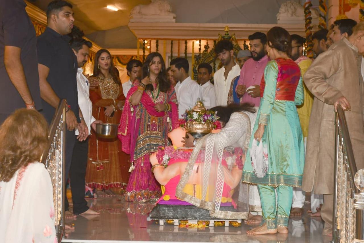 TV and film producer Ekta Kapoor organised a Ganpati lunch party in Mumbai. Many big stars were seen on this occasion. She even performed visarjan ceremony in their presence. 